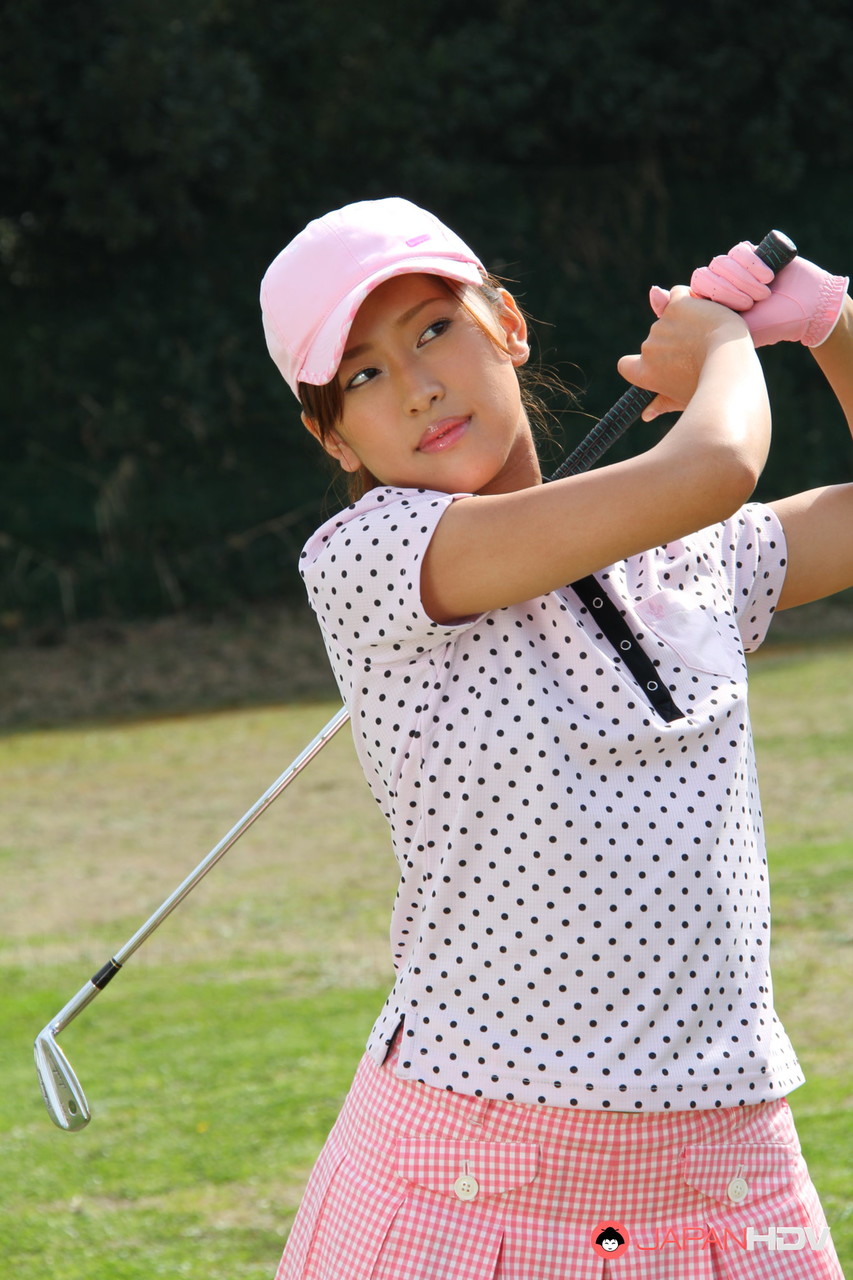 Young Japanese golfer Nao Yuzumiya flashes a no panty up skirt on the course 포르노 사진 #428240516