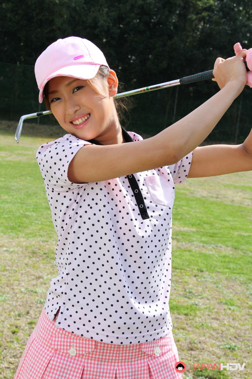Young Japanese golfer Nao Yuzumiya flashes a no panty up skirt on the course ポルノ写真 #428240522