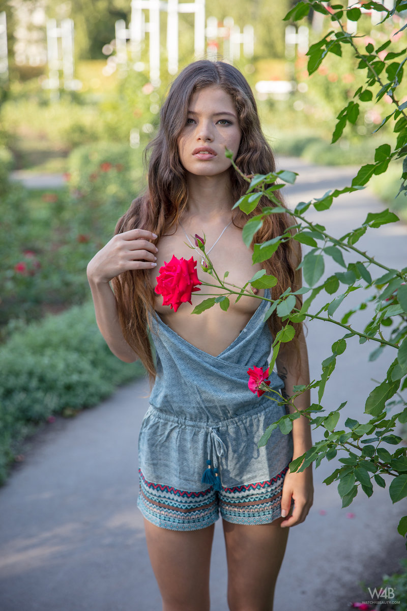 Innocent teen Irene Rouse exposes her small tits out in public places foto pornográfica #424127571 | Watch 4 Beauty Pics, Irene Rouse, Shorts, pornografia móvel