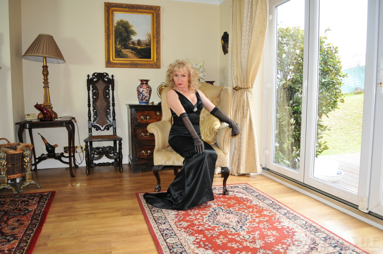 Nylon Sue Blonde poses in black seamed nyons foto porno #426510370