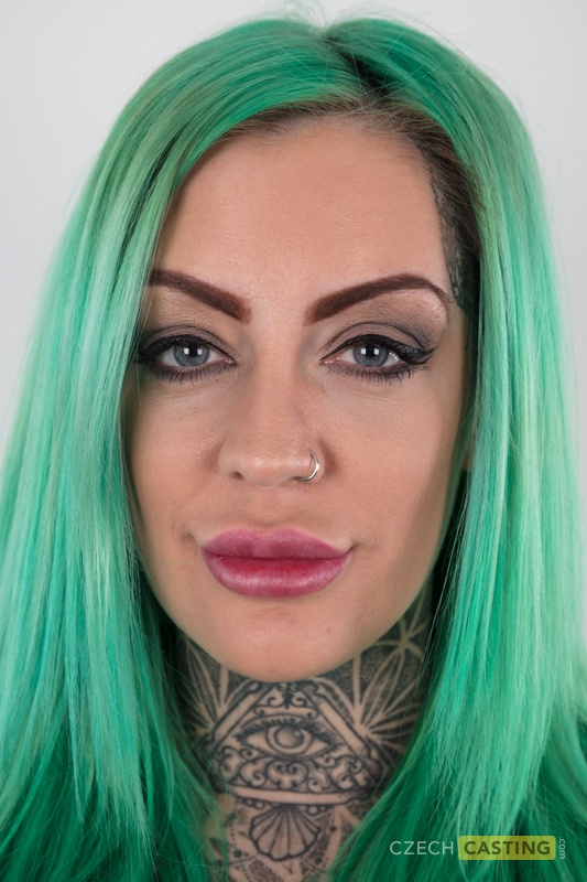 Tattooed girl with green hair and pierced nipples stands naked after disrobing foto porno #424172052