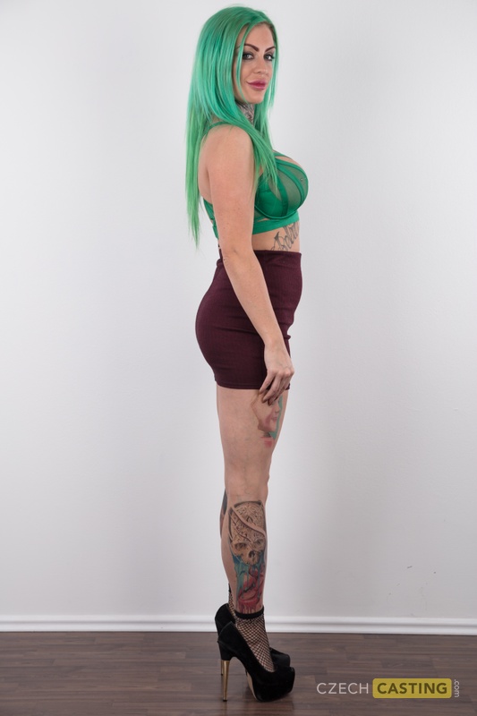 Tattooed girl with green hair and pierced nipples stands naked after disrobing foto pornográfica #423474998