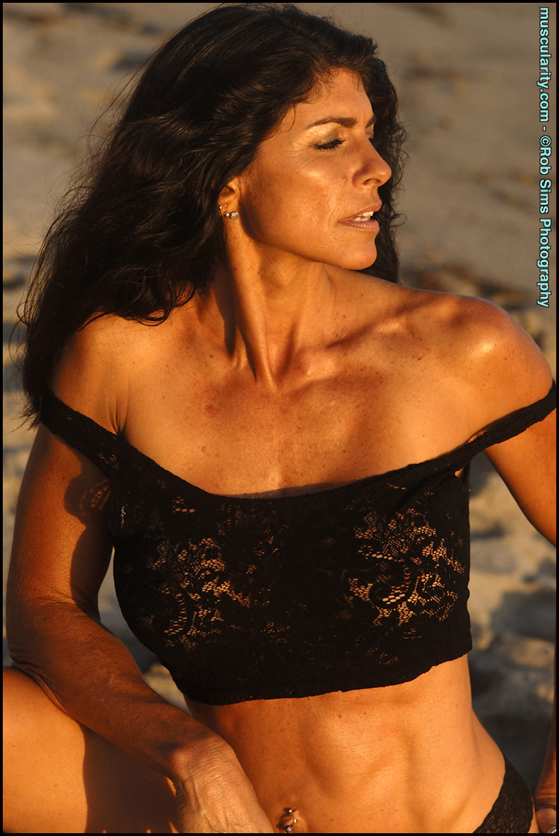 Brunette bodybuilder Tara Caden releases her fake tits while on a beach Porno-Foto #422661259