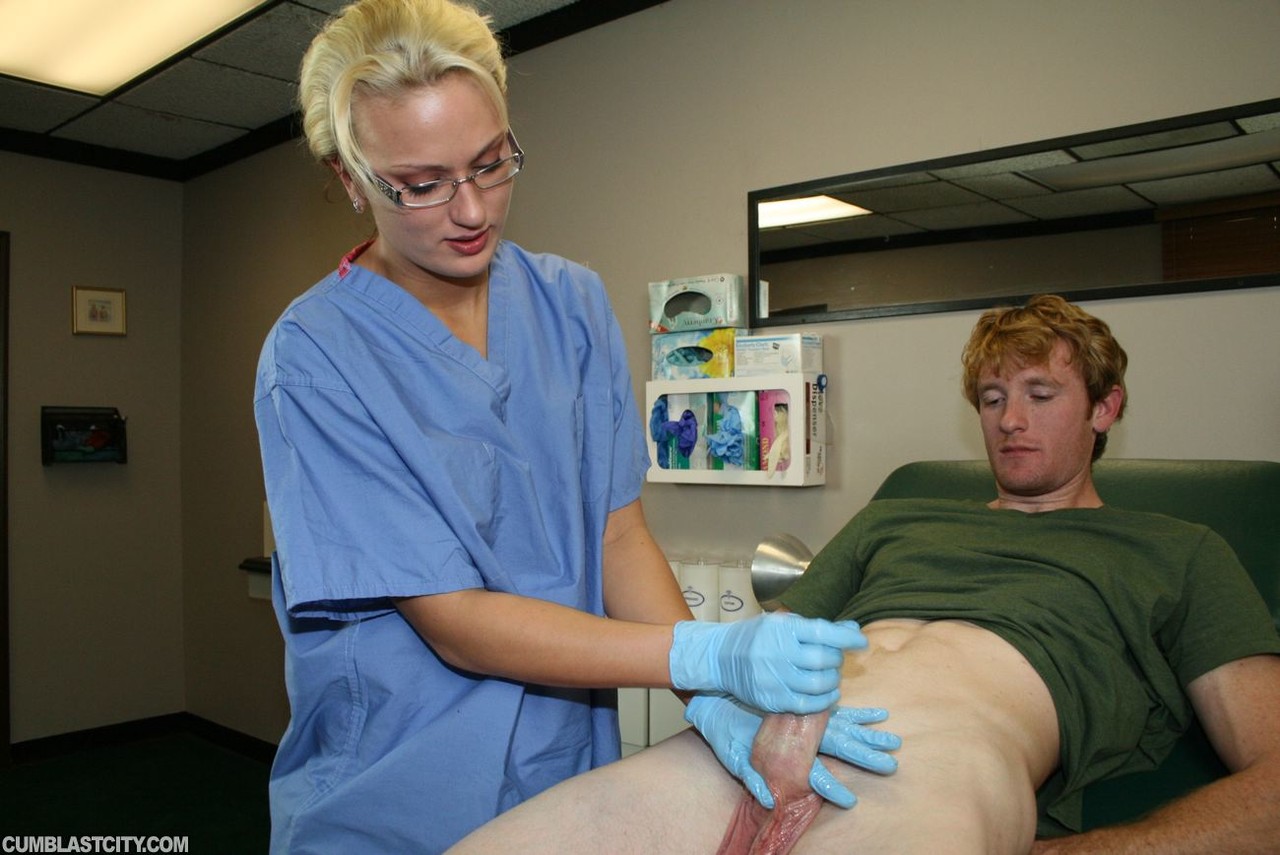 Blonde nurse in latex gloves jerks on a man's dick while examining his balls Porno-Foto #425409781