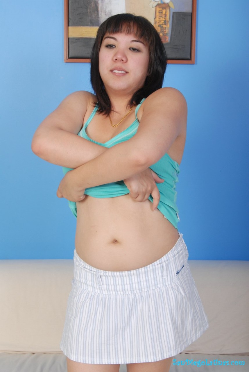 San Diego Latinas A latina babe shows her boobs Porno-Foto #428855456
