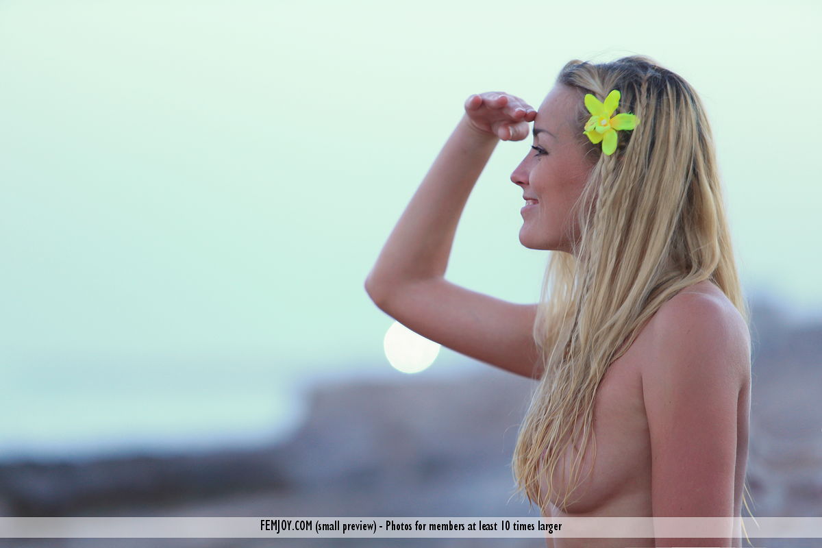 Blond teen Liza K meditates in the nude after removing her bikini at the beach porno fotoğrafı #428476463