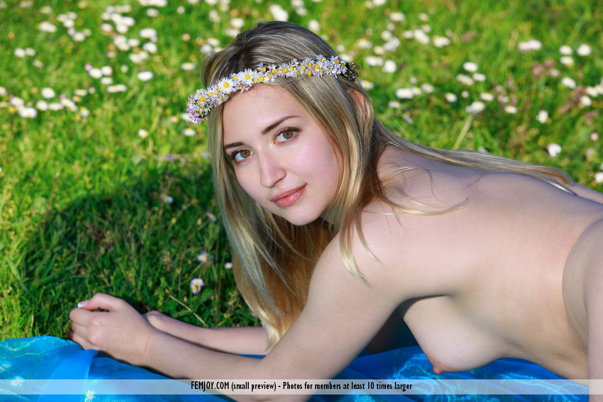 Blonde teen Amili V models totally naked on a blanket in a field ポルノ写真 #424991278