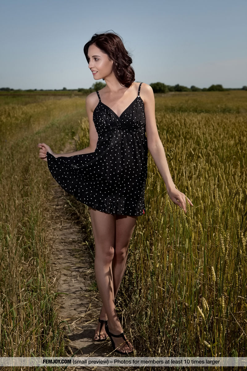 Petite brunette teen Sabrina G wanders naked in a farmer's field 色情照片 #424984182 | Femjoy Pics, Sade Mare, Teen, 手机色情