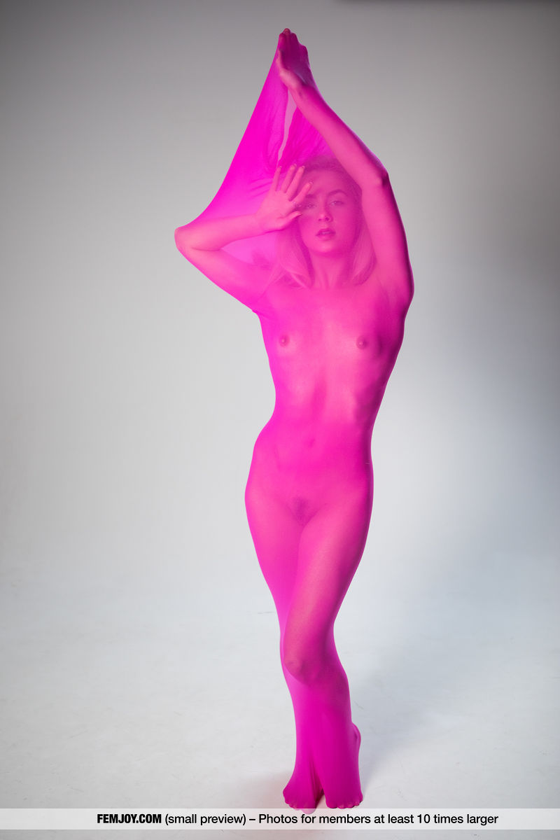 Leggy blond teen Alecia Fox displays her flexibility while totally naked foto porno #425025874