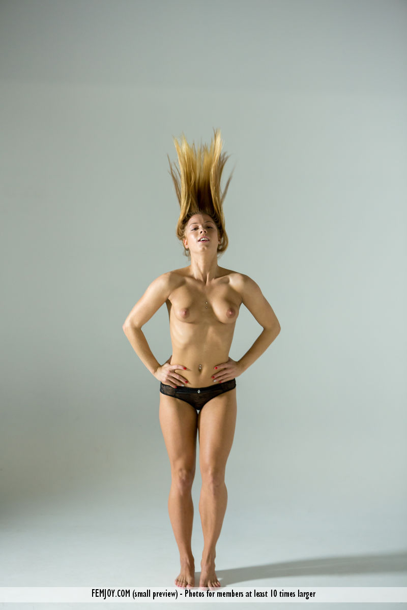 Flexy blonde Chrissy Fox removes spaghetti strap top and panties to pose nude zdjęcie porno #428057000