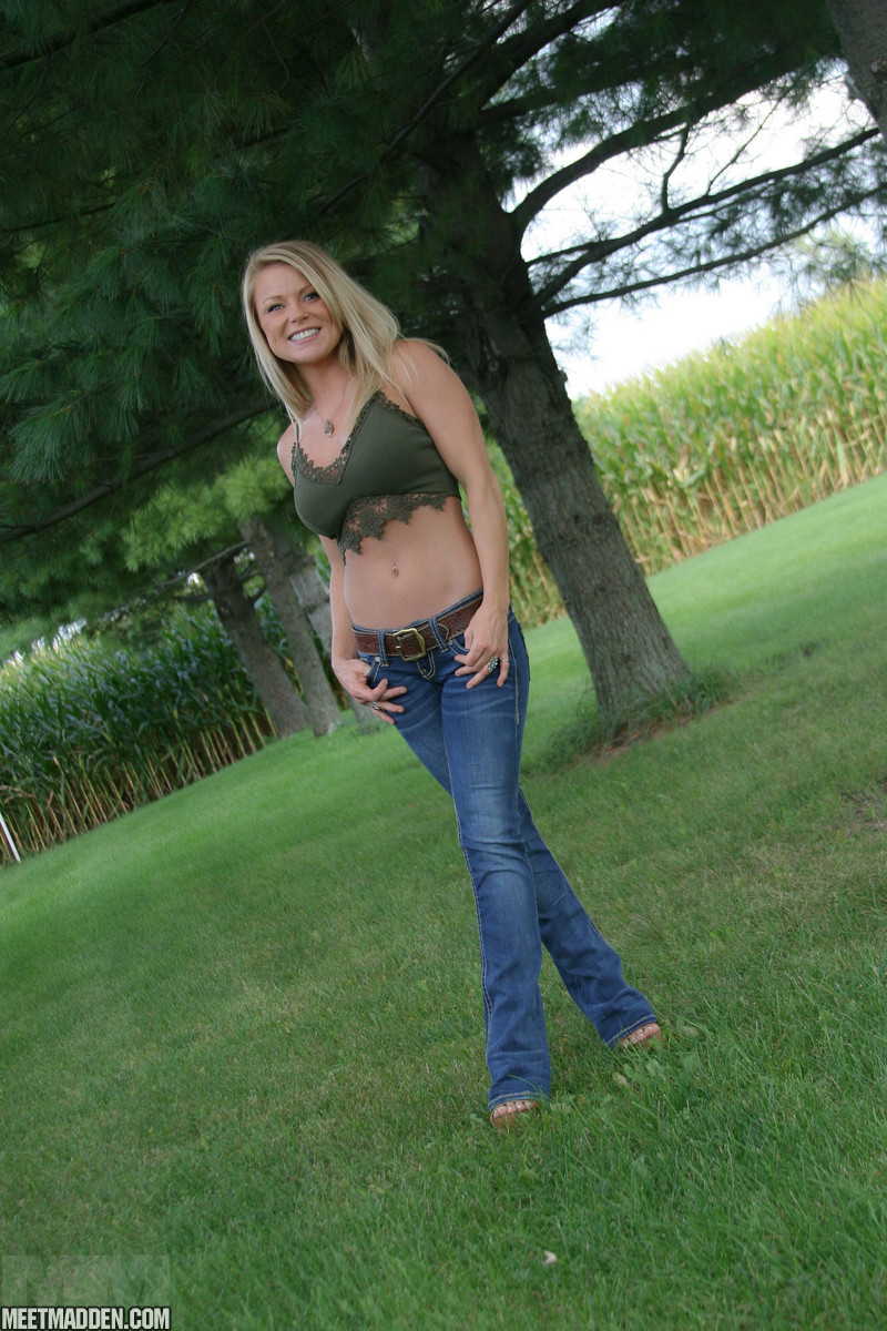 Hot MILF Madden removes her jeans in the backyard to tease in thong panties porno fotky #423916934 | Meet Madden Pics, Meet Madden, Amateur, mobilní porno