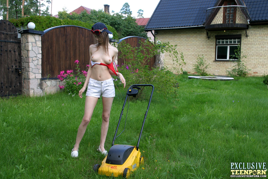 Right in the garden pretty teen girl displays everything what she got porno fotky #427288873