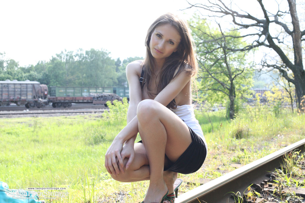 Young amateur Sveta displays her pussy on railway tracks with no panties on ポルノ写真 #426631082