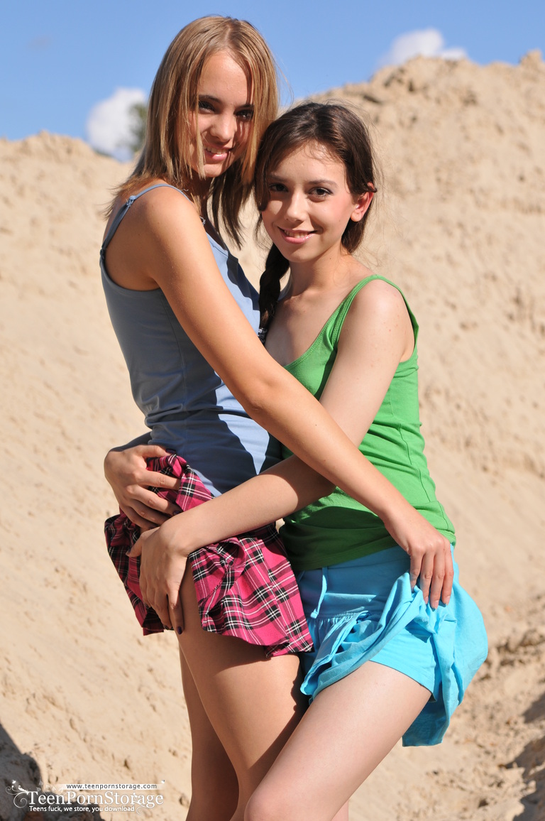 Teen girls Dana and Lisa take the nude modelling plunge together on beach dune foto pornográfica #423919188