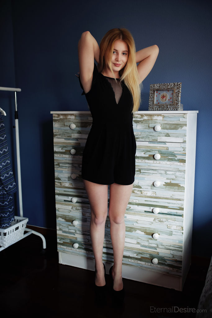 Young redhead Molly Haze doffs a black dress before pussy play on a bed porno foto #426404777