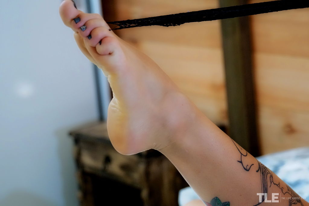 Tattooed blonde Samira doffs mesh pantyhose during vaginal play on her bed 色情照片 #428177113