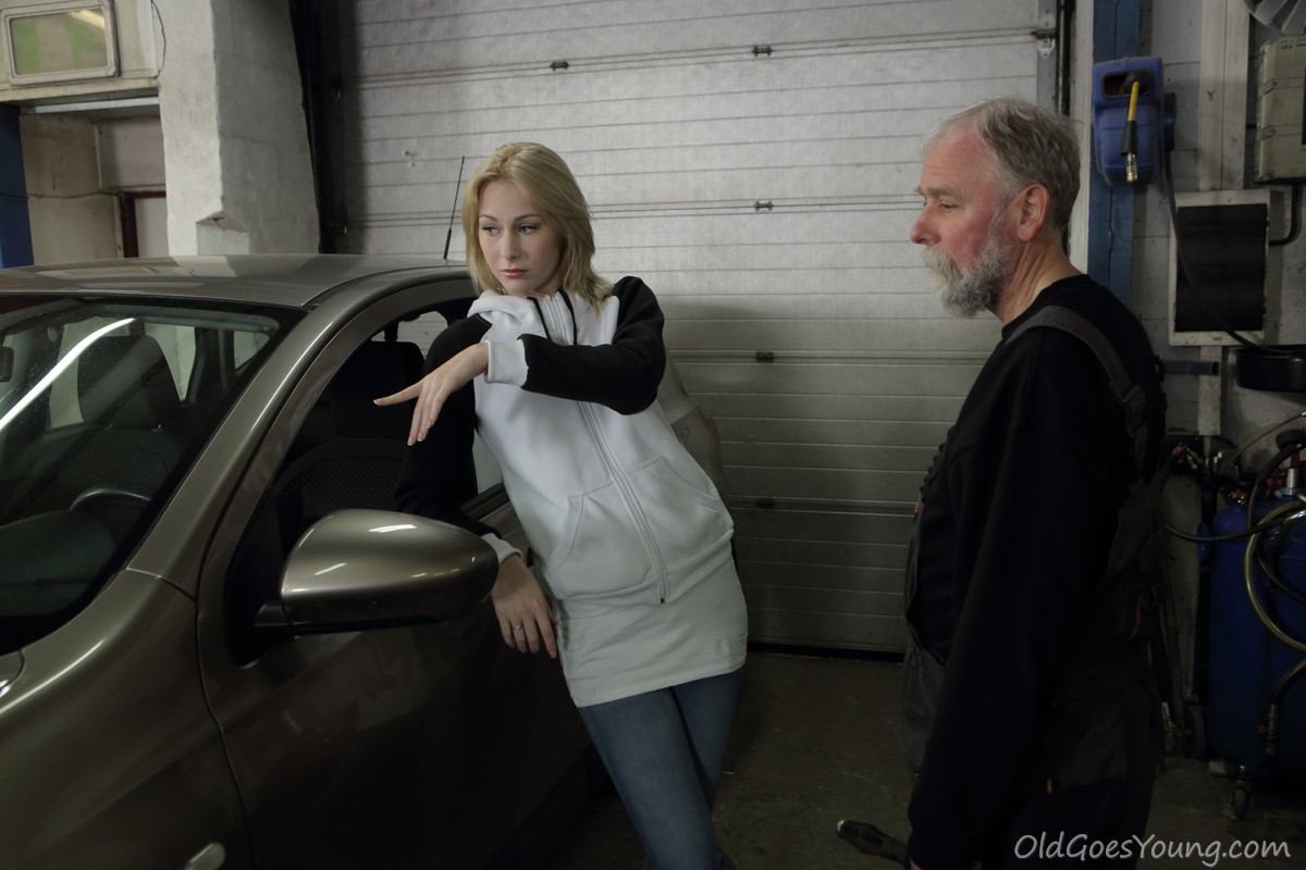 Young blonde girl in need of car repairs has sex with her old mechanic ポルノ写真 #427853813 | Old Goes Young Pics, Frances, Outdoor, モバイルポルノ