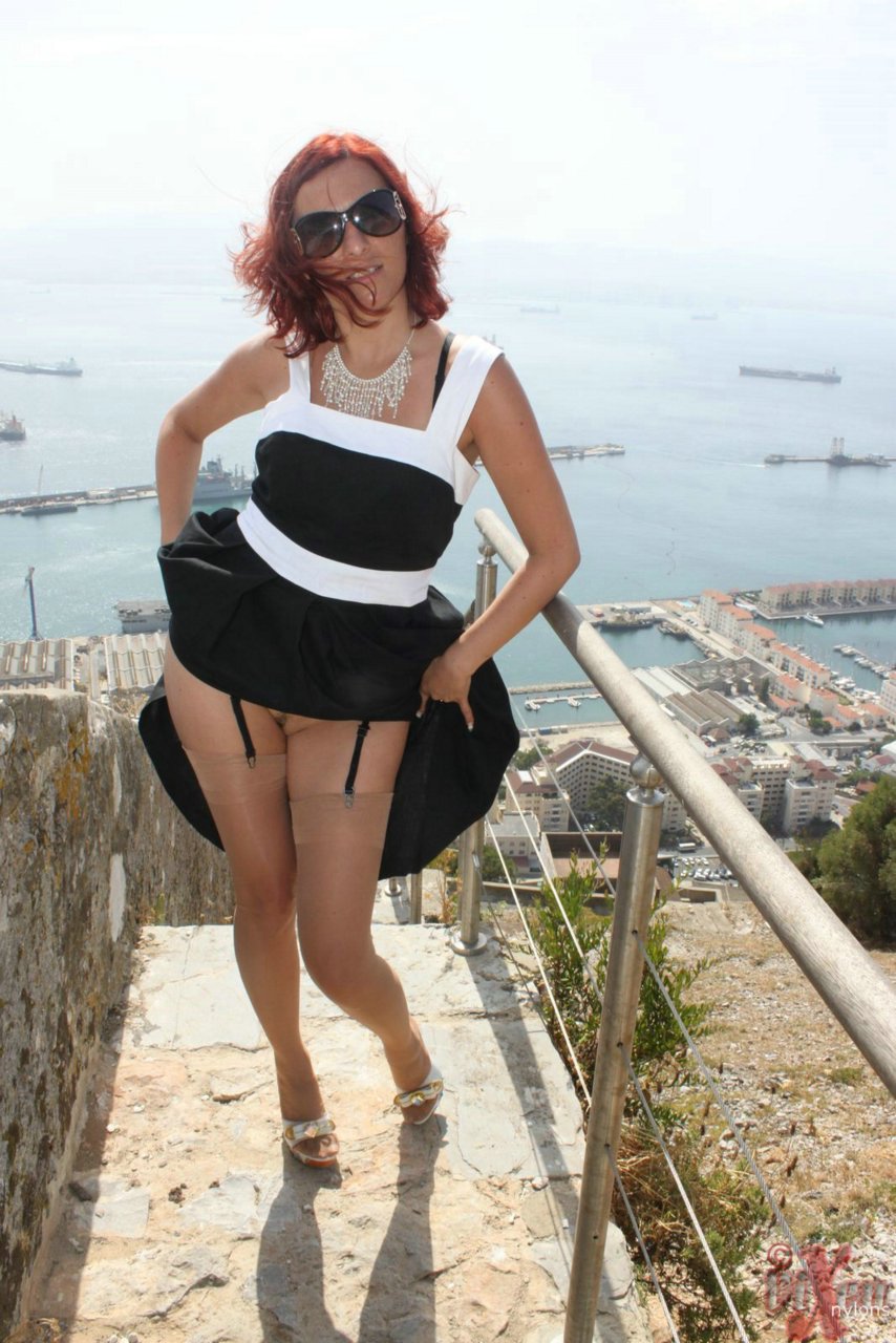 Solo girl flashes a no panty upskirt in nylons while on vacation in Gibraltar foto porno #427927104