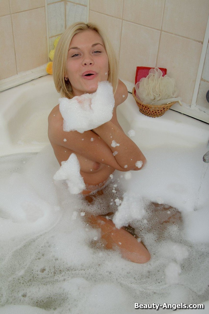 Charming blonde teen Diana finger spreads her pussy in a bubble bath porno fotoğrafı #428292652