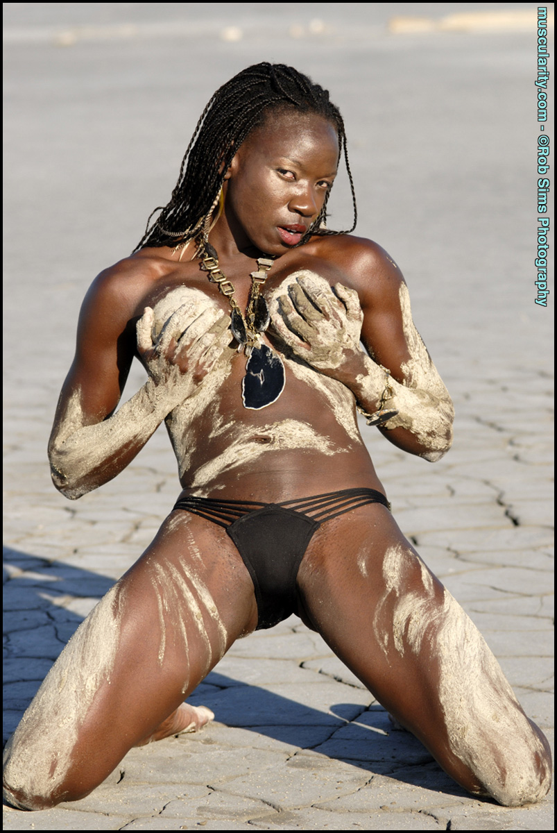 Ebony bodybuilder Camille Elizabeth covers her toned body in beach sand zdjęcie porno #425120786