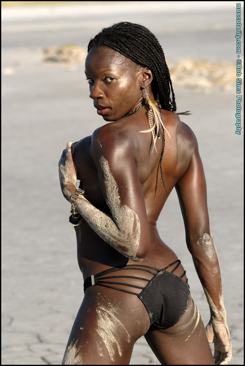 Ebony bodybuilder Camille Elizabeth covers her toned body in beach sand zdjęcie porno #425120798