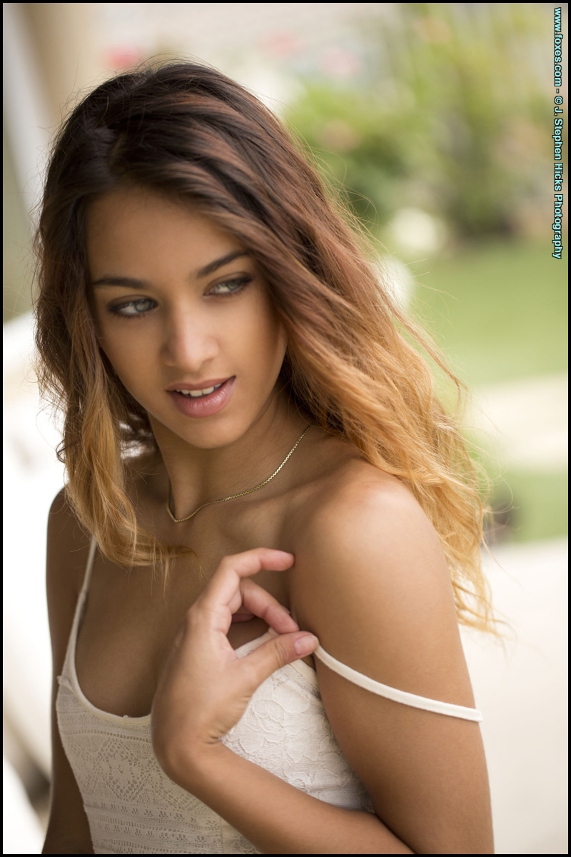 Beautiful teen Uma Jolie gets totally naked in a casual fashion foto porno #427575059
