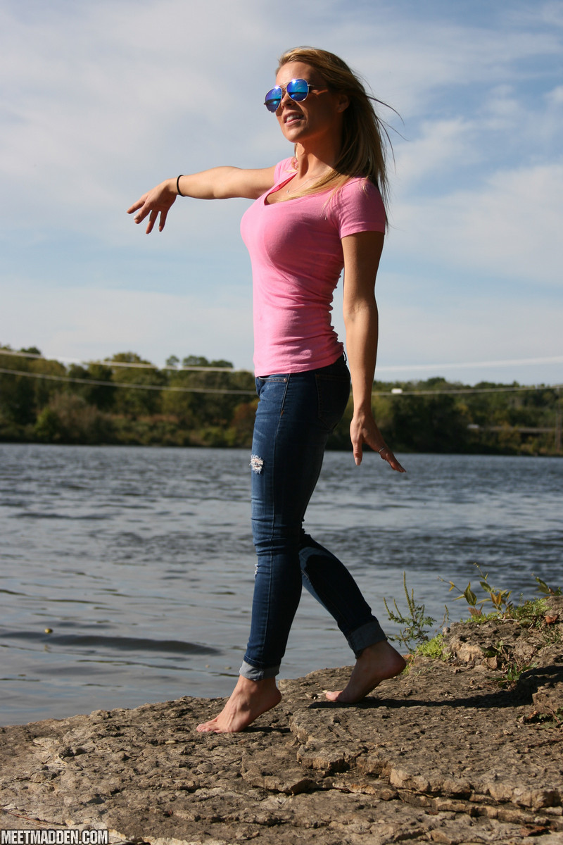 Blonde amateur exposes her lace underwear during waterside walk in blue jeans zdjęcie porno #425334785