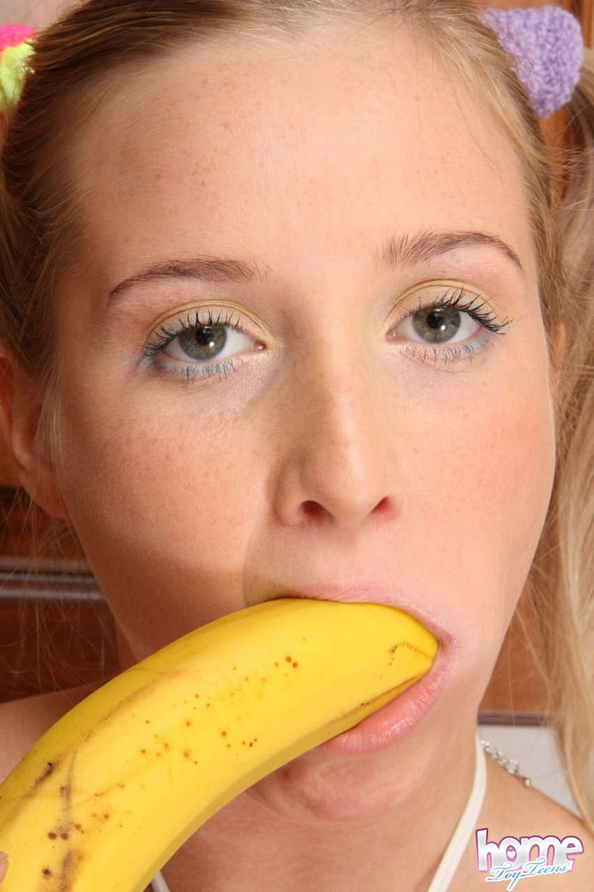 Young and busty blonde pleasures her pussy with fruits and veggies 色情照片 #422776888 | Home Toy Teens Pics, Dildo, 手机色情
