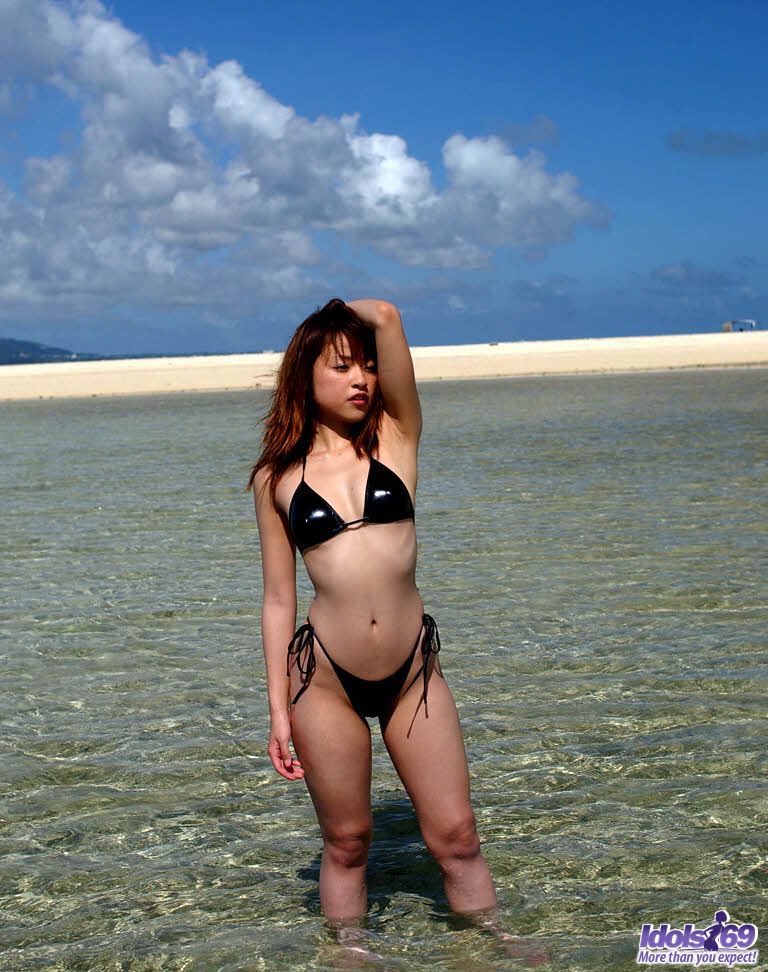 Beautiful Asian teen enjoys modeling her sexy teeny bikinis by the ocean foto pornográfica #429010457