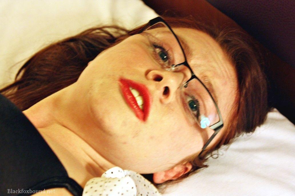 Cleaving the natural redhead on a bed is common as she remains tied up in her clothes.