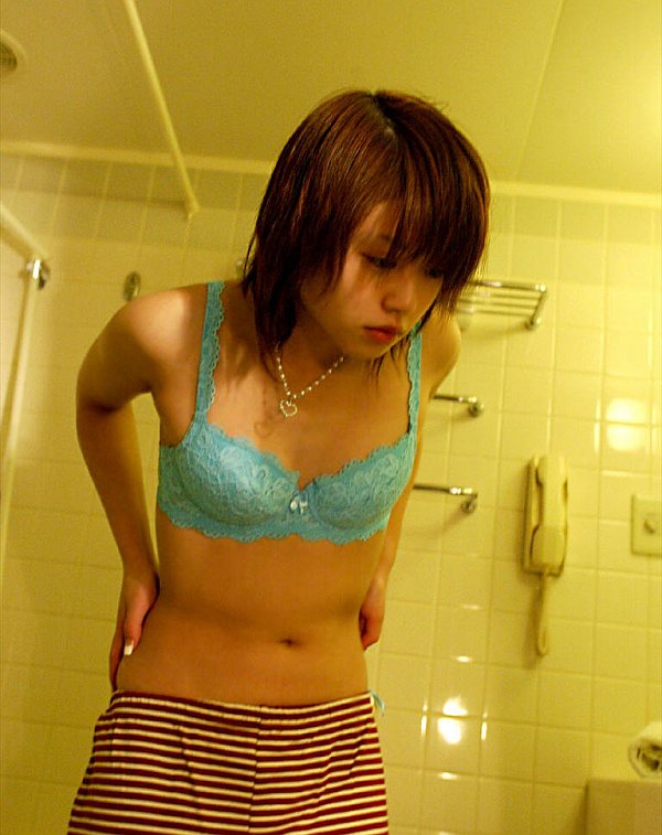 Hitomi Hayasaka Asian teen disrobing for a hot bath showing nude hot body foto pornográfica #425985945