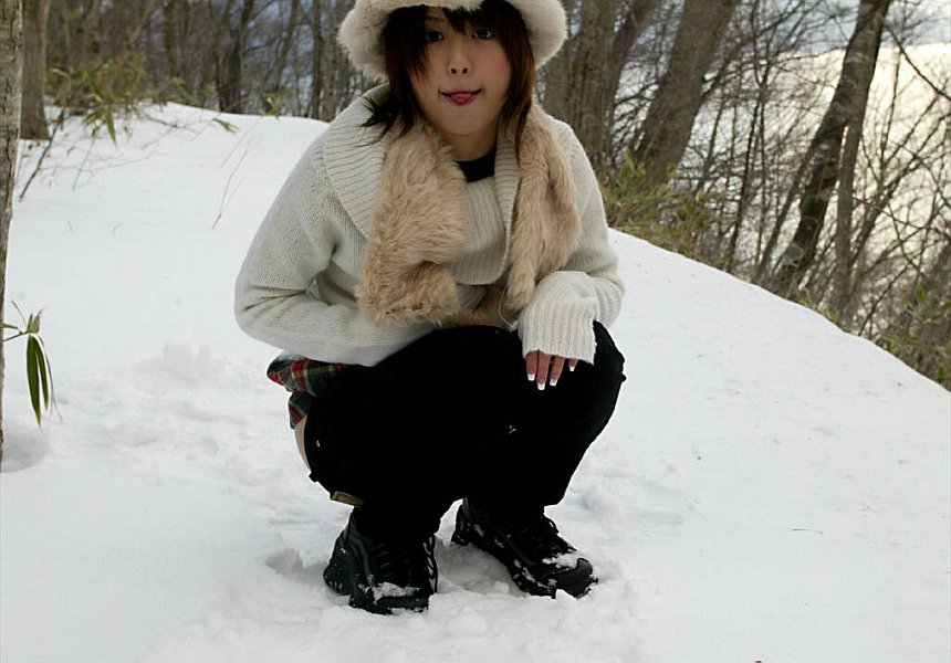 Hitomi Hayasaka naughty Asian teen shows ass and pees in the snow foto porno #428149586