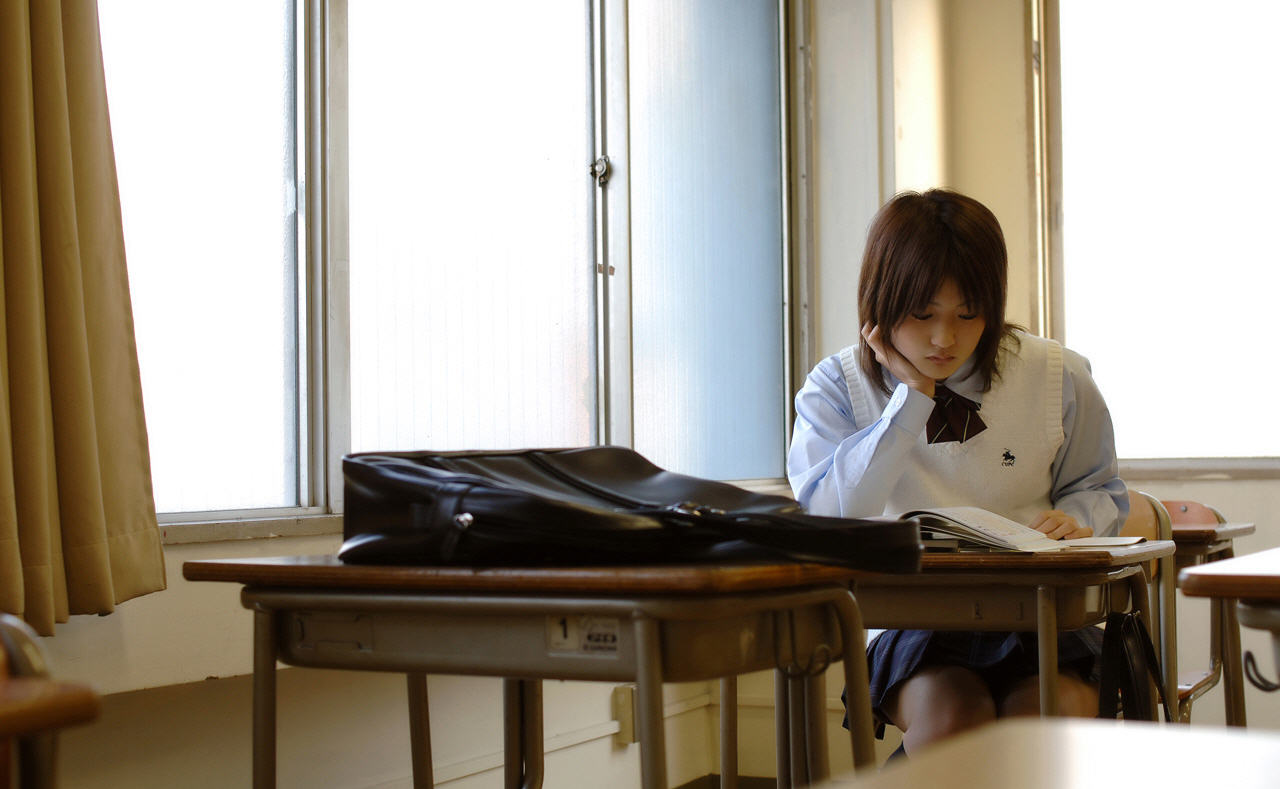 Japanese schoolgirl Yuran seduces her teacher by showing upskirt panties Porno-Foto #425586602