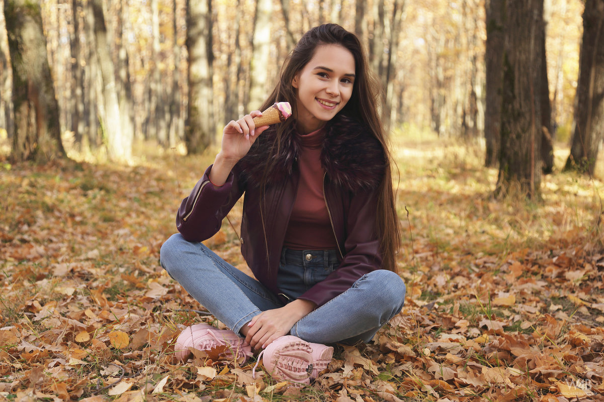 Nice Russian girl Leona Mia eats an ice cream treat in a forest while clothed ポルノ写真 #425268135 | Watch 4 Beauty Pics, Leona Mia, Jeans, モバイルポルノ