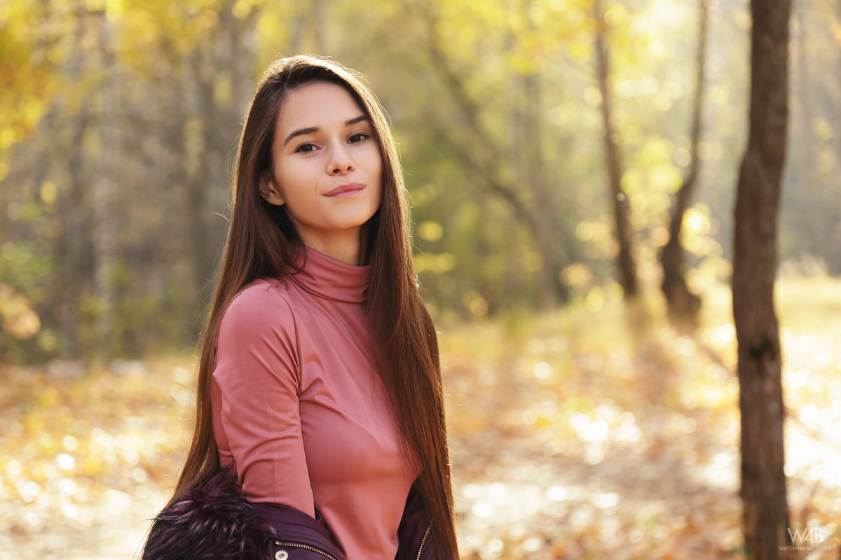 Nice Russian girl Leona Mia eats an ice cream treat in a forest while clothed 色情照片 #425268141 | Watch 4 Beauty Pics, Leona Mia, Jeans, 手机色情