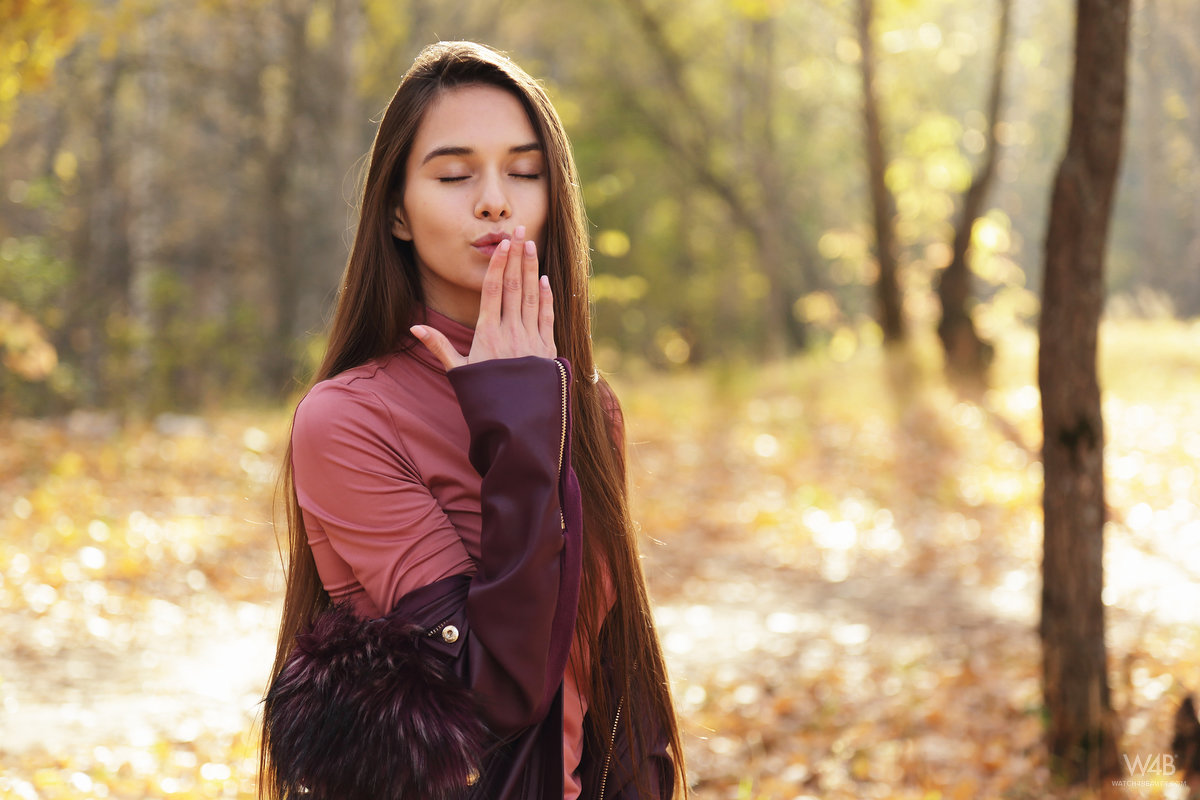 Nice Russian girl Leona Mia eats an ice cream treat in a forest while clothed ポルノ写真 #425268142 | Watch 4 Beauty Pics, Leona Mia, Jeans, モバイルポルノ