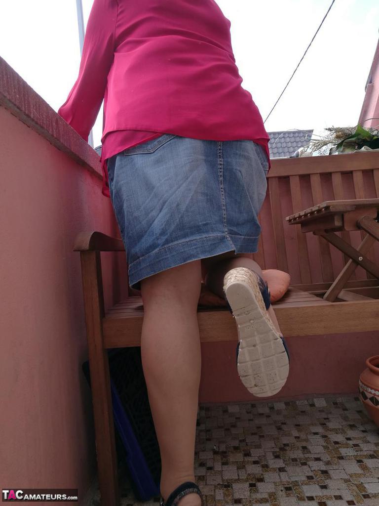 Geile oma spreidt haar upskirt kutje na het naar beneden trekken van haar slang op patio