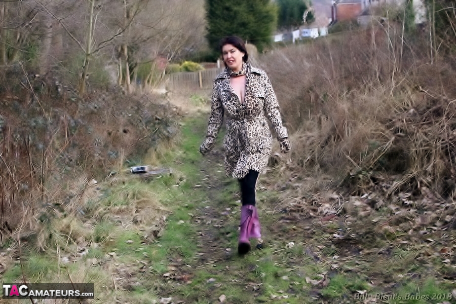 UK girl Juicey Janey bares her juggs before pulling down her tights in a field порно фото #422810870