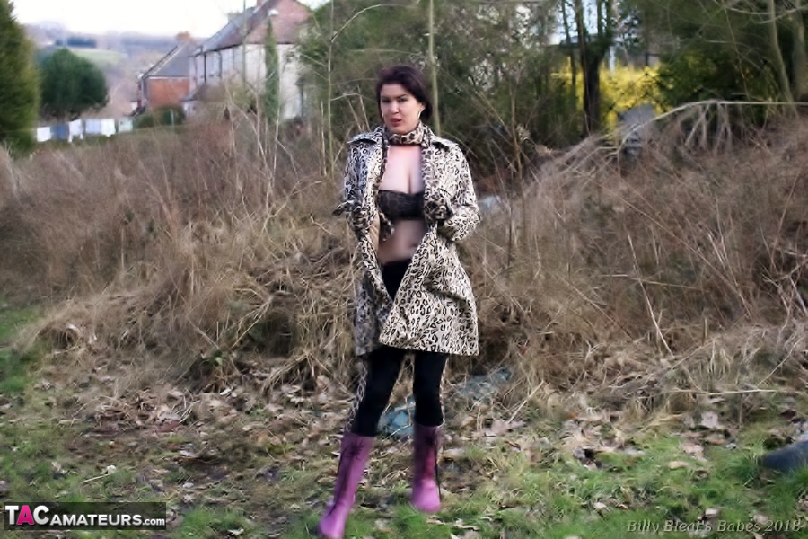 UK girl Juicey Janey bares her juggs before pulling down her tights in a field порно фото #422810871