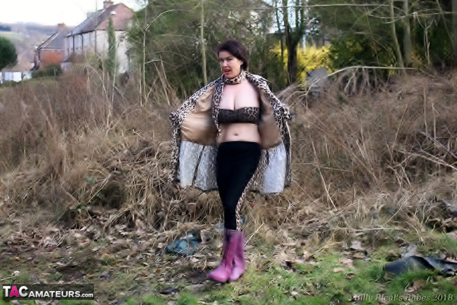 UK girl Juicey Janey bares her juggs before pulling down her tights in a field porno fotoğrafı #422810872