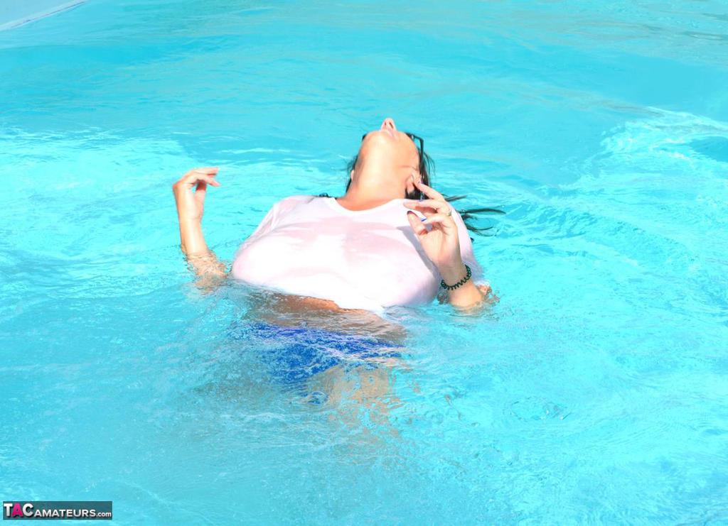 British amateur Lu Lu Lush releases her huge tits from a wet T-shirt in a pool foto porno #428697638