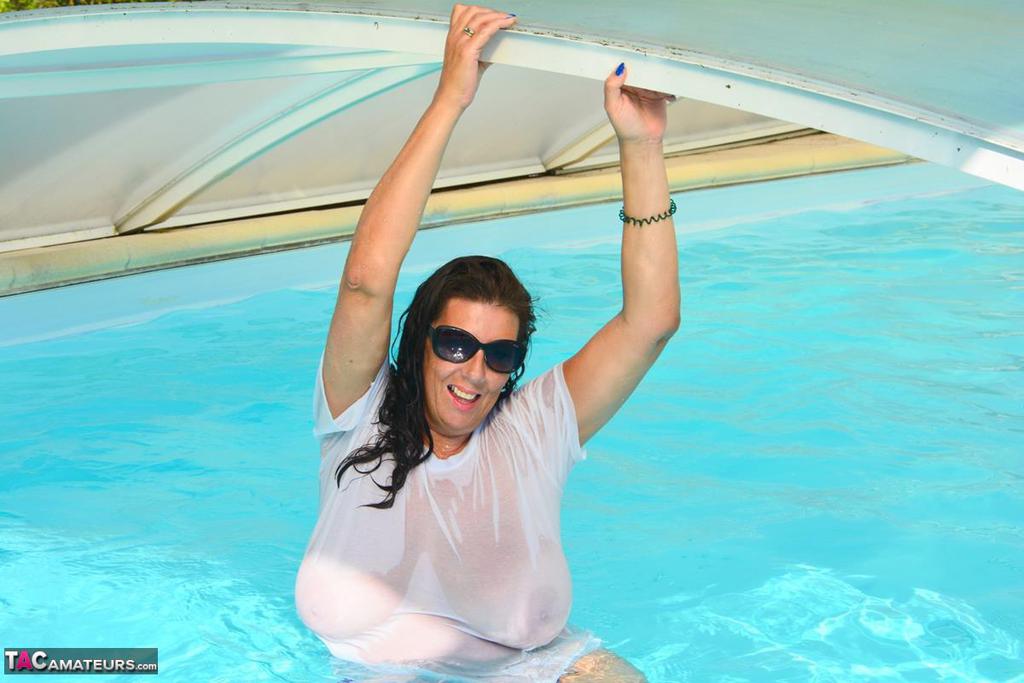 British amateur Lu Lu Lush releases her huge tits from a wet T-shirt in a pool zdjęcie porno #428574083 | TAC Amateurs Pics, Lu Lu Lush, Pool, mobilne porno