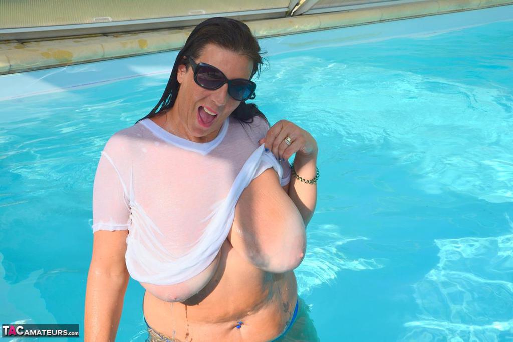 British amateur Lu Lu Lush releases her huge tits from a wet T-shirt in a pool foto porno #428697647