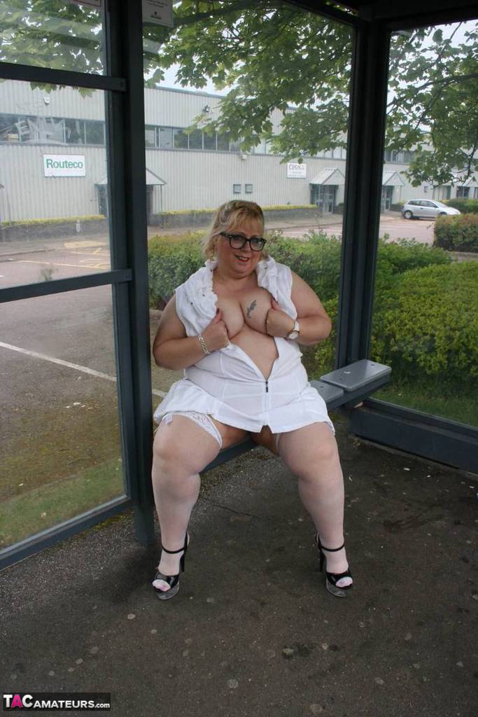 Fat blonde woman Lexie Cummings exposes herself in a public bus shelter porno foto #425336927