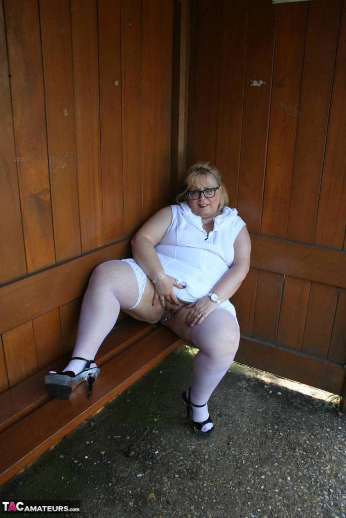 Fat blonde woman Lexie Cummings exposes herself in a public bus shelter ポルノ写真 #425336929