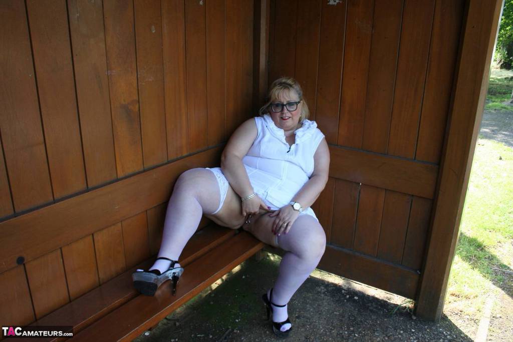 Fat blonde woman Lexie Cummings exposes herself in a public bus shelter ポルノ写真 #425336930