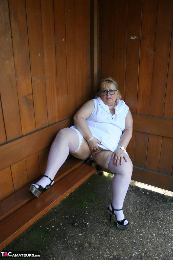 Fat blonde woman Lexie Cummings exposes herself in a public bus shelter foto porno #425336931