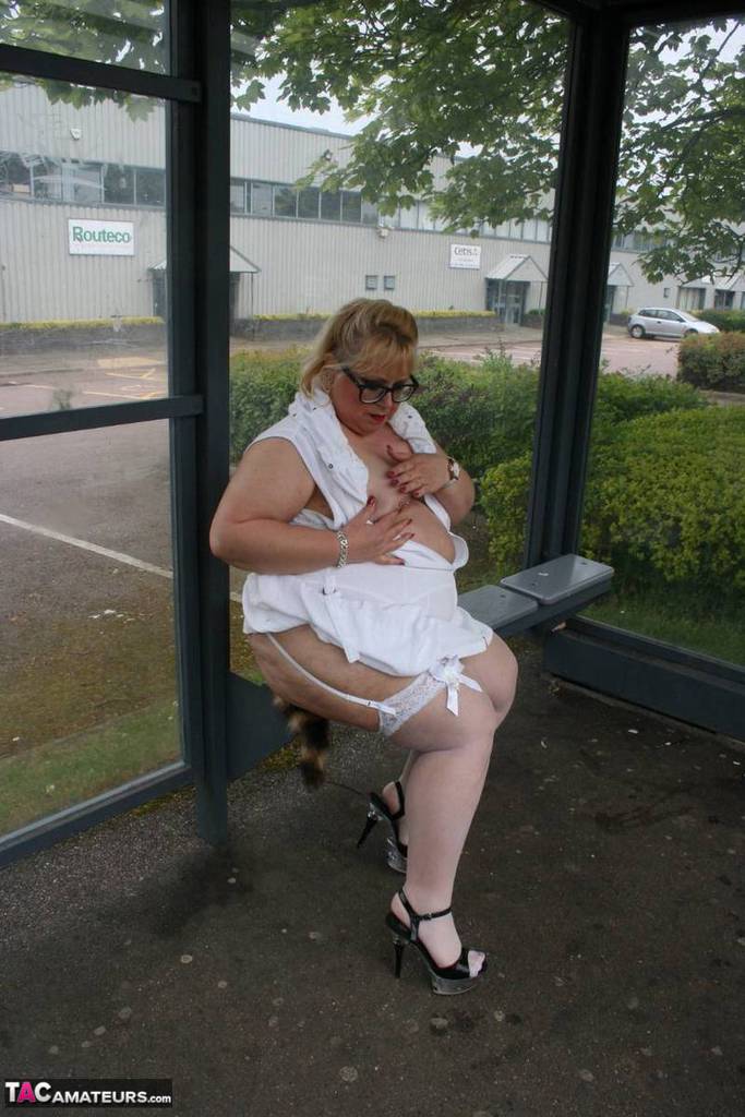 Fat blonde woman Lexie Cummings exposes herself in a public bus shelter Porno-Foto #425336935