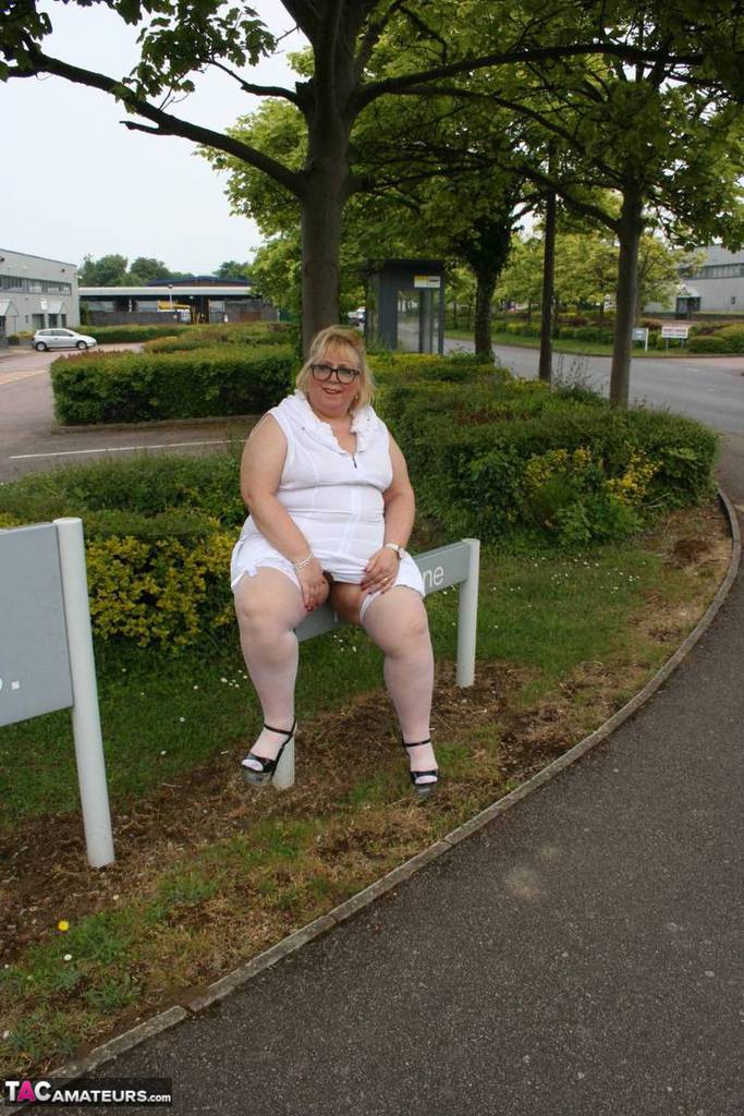 Fat blonde woman Lexie Cummings exposes herself in a public bus shelter photo porno #425336950