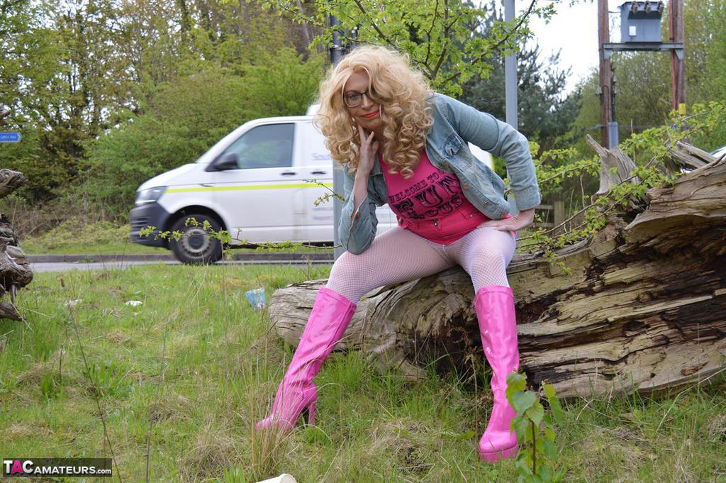 Amateur woman Barby Slut exposes herself at a public park in pink boots foto porno #422886416